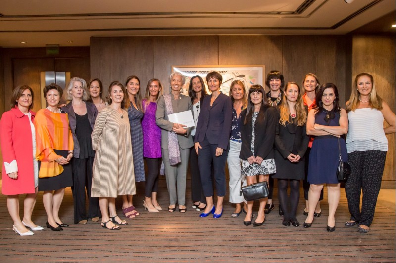 Las Marianne con la directora del FMI Christine Lagarde Cecilia Ghezzi, Margarita Melo, Eve Grynberg, Any de la Piedra, Dominique Biquard, Silvia Taurozzi, Eugenia Botta (presidente Marianne), Christine Lagarde, Andrea Grobocopatel, Laurence Loyer (VP Marianne), Susana Saenz, Liliana Chazo, Claribel Terre Morell, Paula Bisiau, Lisa Ocampo, Claudia Peiró, Valeria Kaledey.
